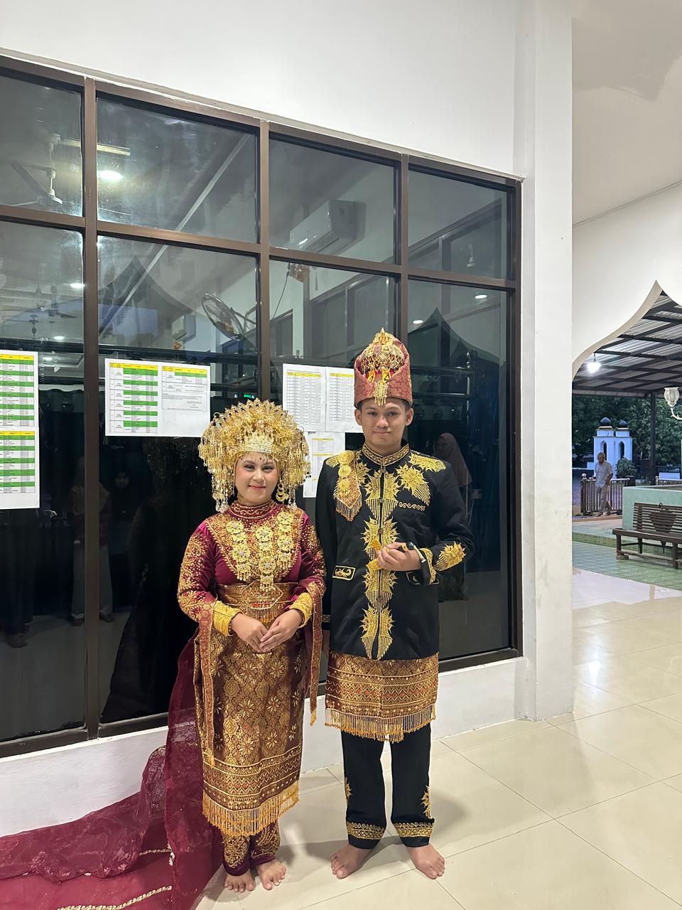 Baju Pengantin Milik Gampong Dayah Mamplam dengan Pakaian Adat Aceh